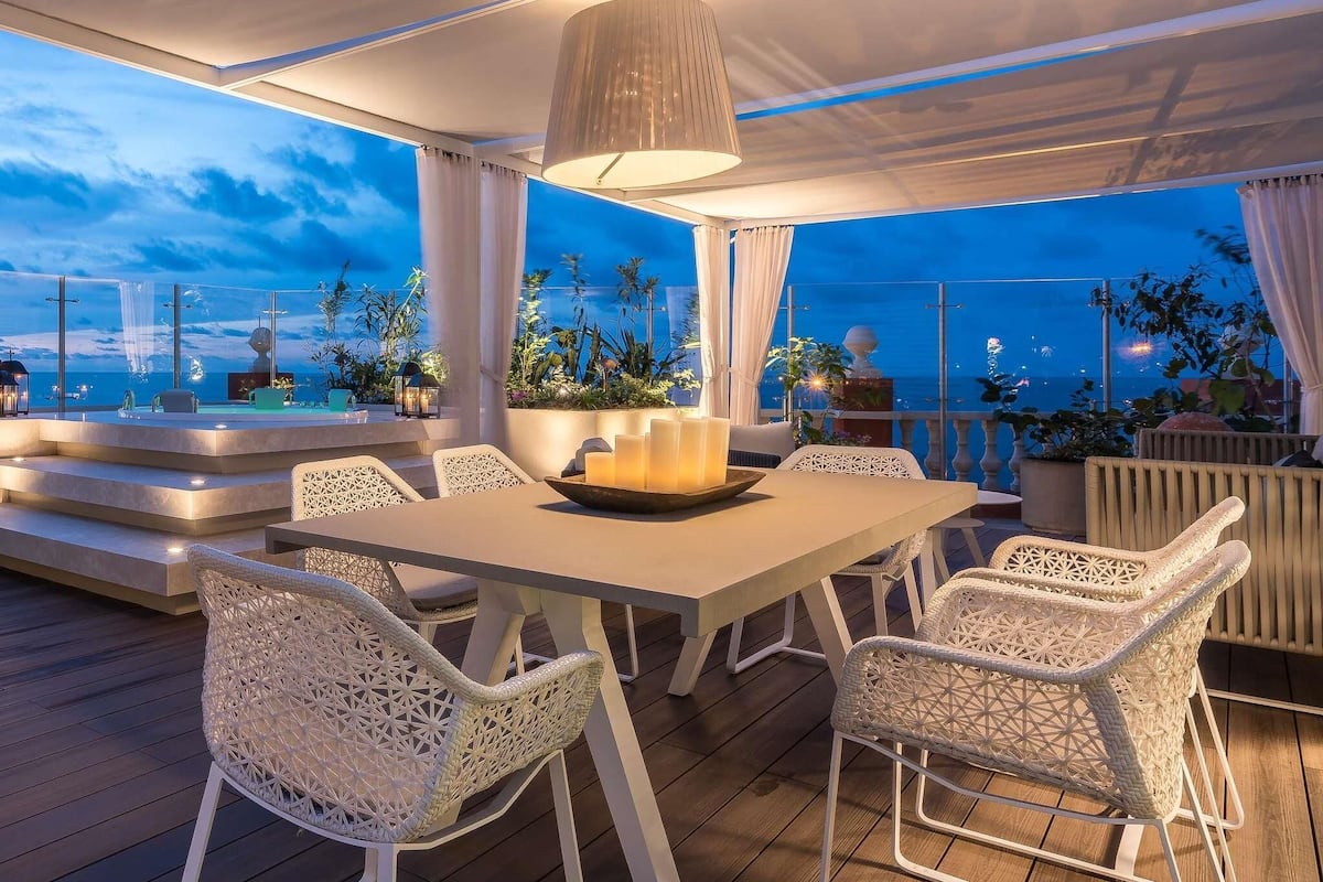 Sviitti, 1 suuri parisänky, terassi, valtamerinäköala (Imperial Amaral) | Ylelliset vuodevaatteet, untuvapeitot, minibaari, tallelokero huoneessa