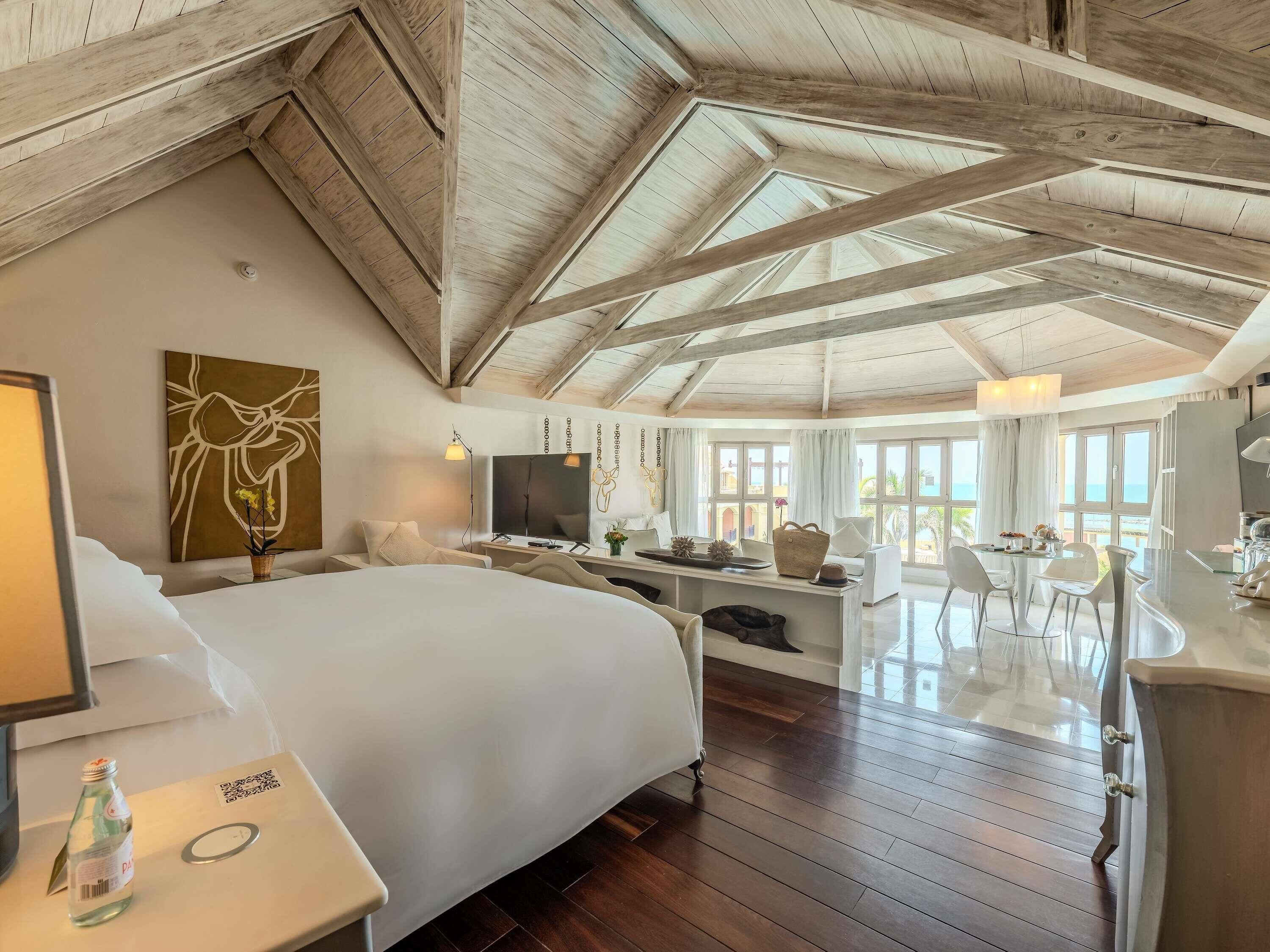 Suite, 1 kingsize bed, uitzicht op oceaan (Legend Suite) | Luxe beddengoed, donzen dekbedden, een minibar, een kluis op de kamer