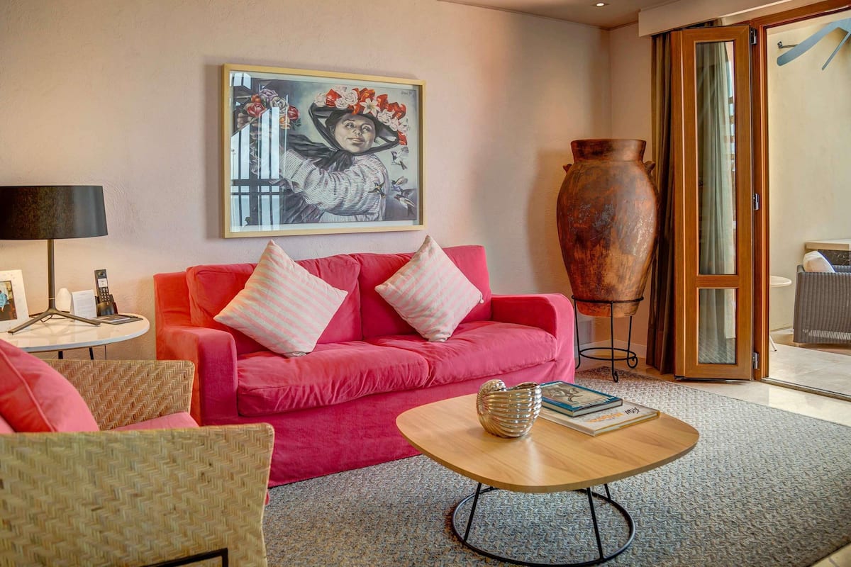 Ropa de cama de alta calidad, cubrecamas y minibar