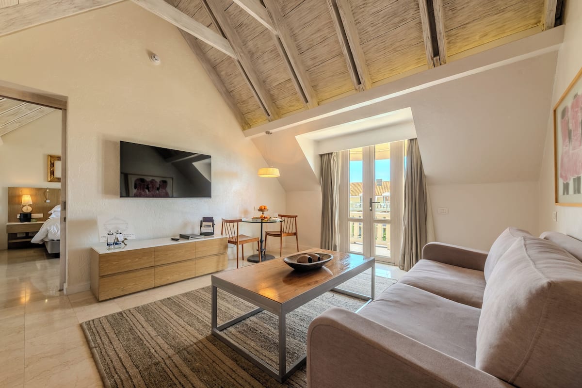 Junior Suite, 1 King Bed, Balcony, Ocean View (Butler Service)