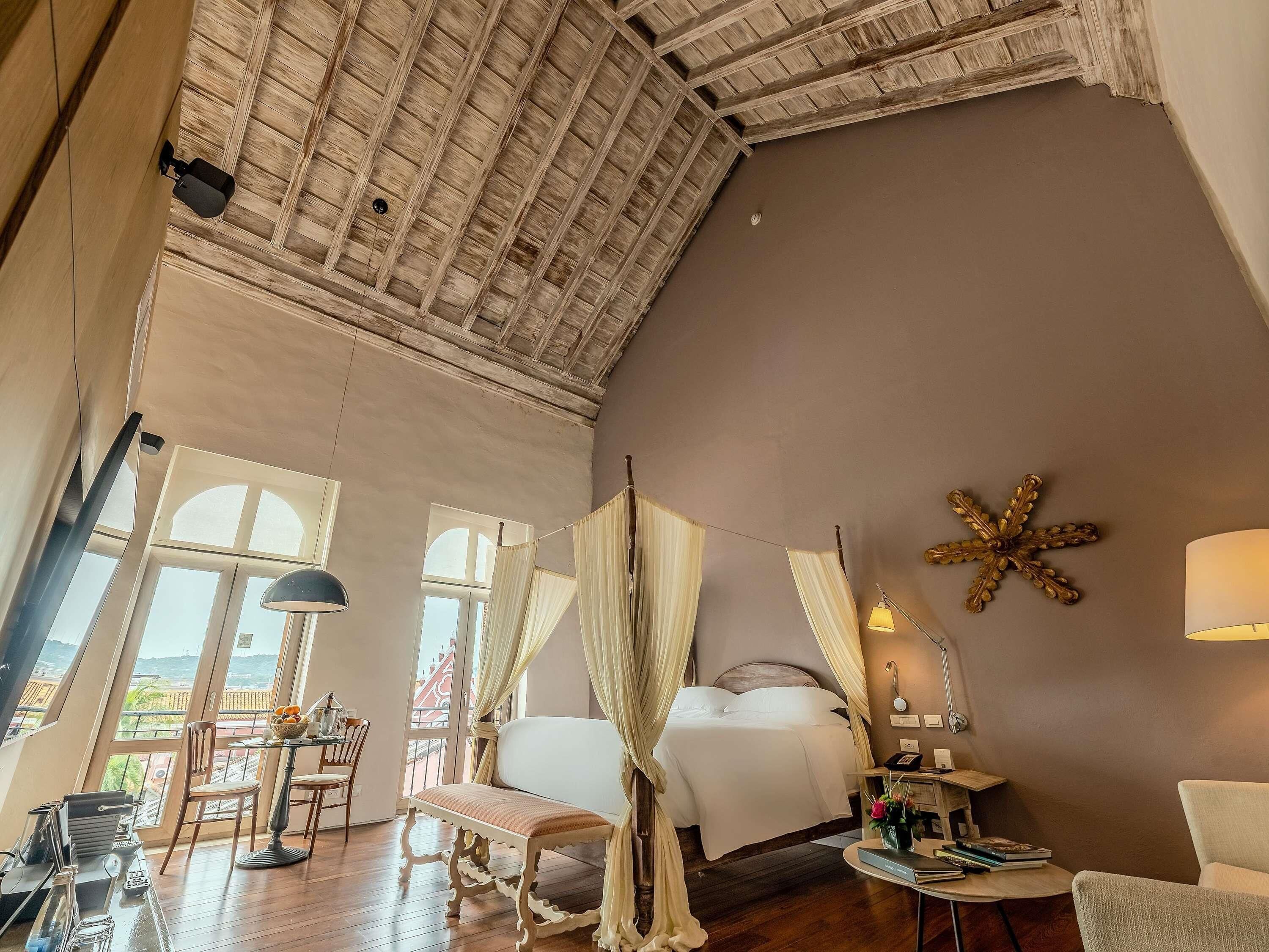 Junior Suite, 1 King Bed (Colonial)