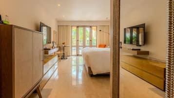 Klassieke kamer, 1 kingsize bed (Interior view) | Luxe beddengoed, donzen dekbedden, een minibar, een kluis op de kamer
