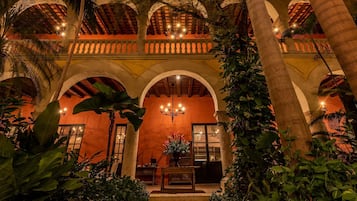 2 restaurants, breakfast served