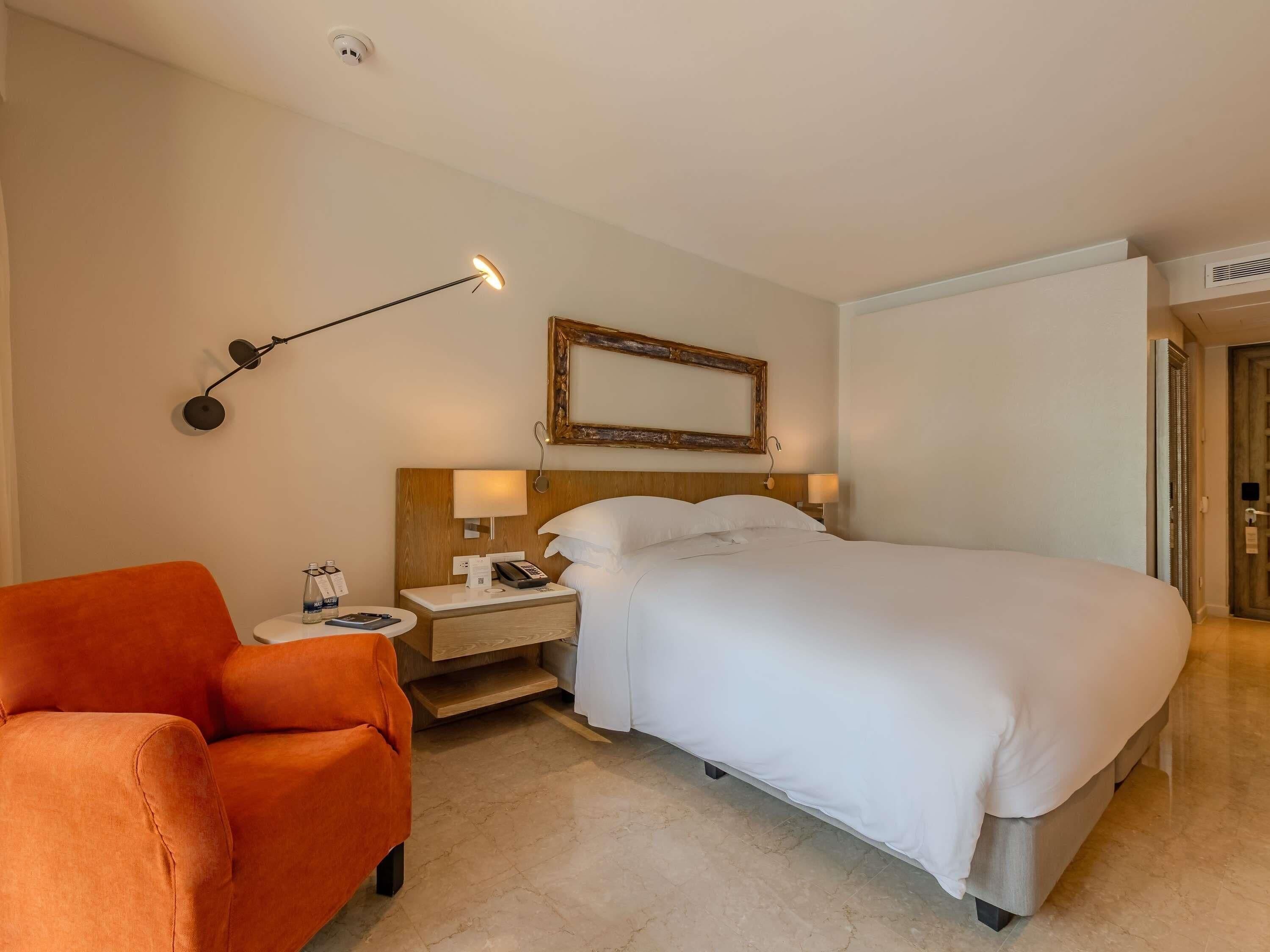 Classic Room, 1 King Bed (Interior view) | Premium bedding, down comforters, minibar, in-room safe