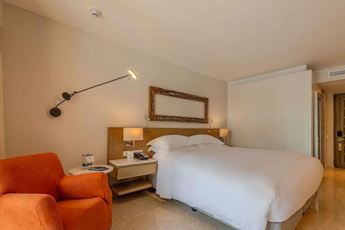Classic Room, 1 King Bed (Interior view) | Premium bedding, down comforters, minibar, in-room safe