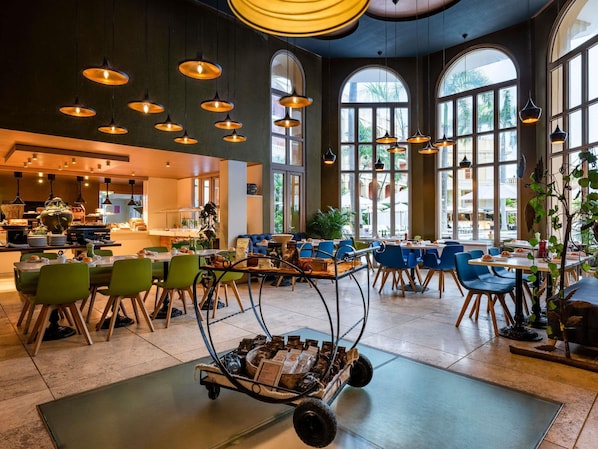 Bữa sáng buffet hàng ngày với phụ phí nhỏ 