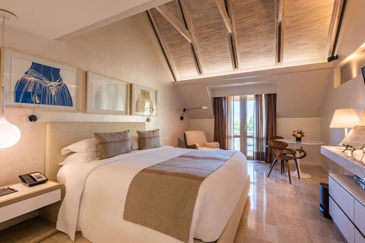 Deluxe-huone, 1 suuri parisänky, valtamerinäköala (Butler Service) | Ylelliset vuodevaatteet, untuvapeitot, minibaari, tallelokero huoneessa