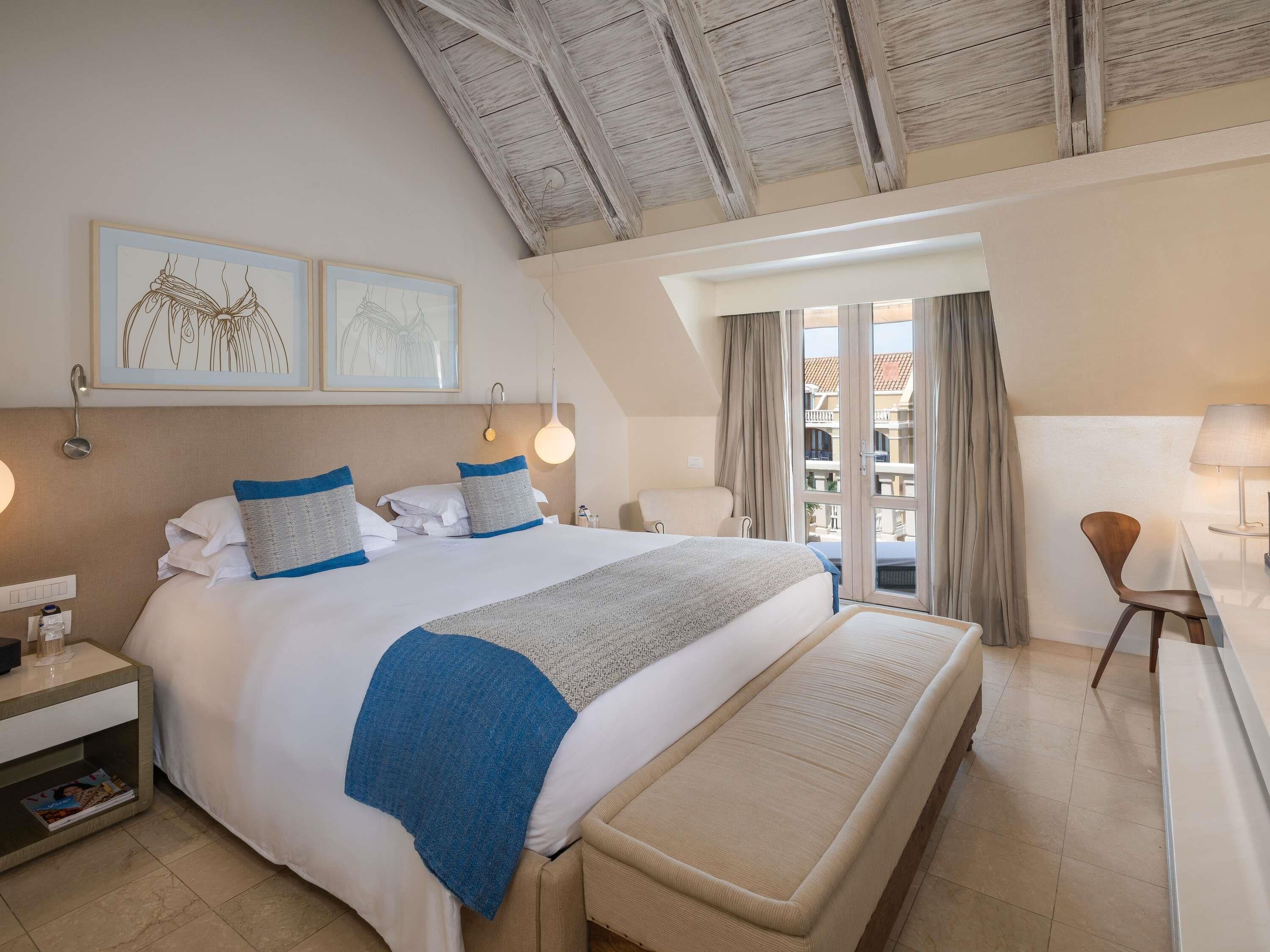 Suite – junior, 1 kingsize-seng, balkong, havutsikt (Butler Service) | Sengetøy av topp kvalitet, dundyner, minibar og safe på rommet