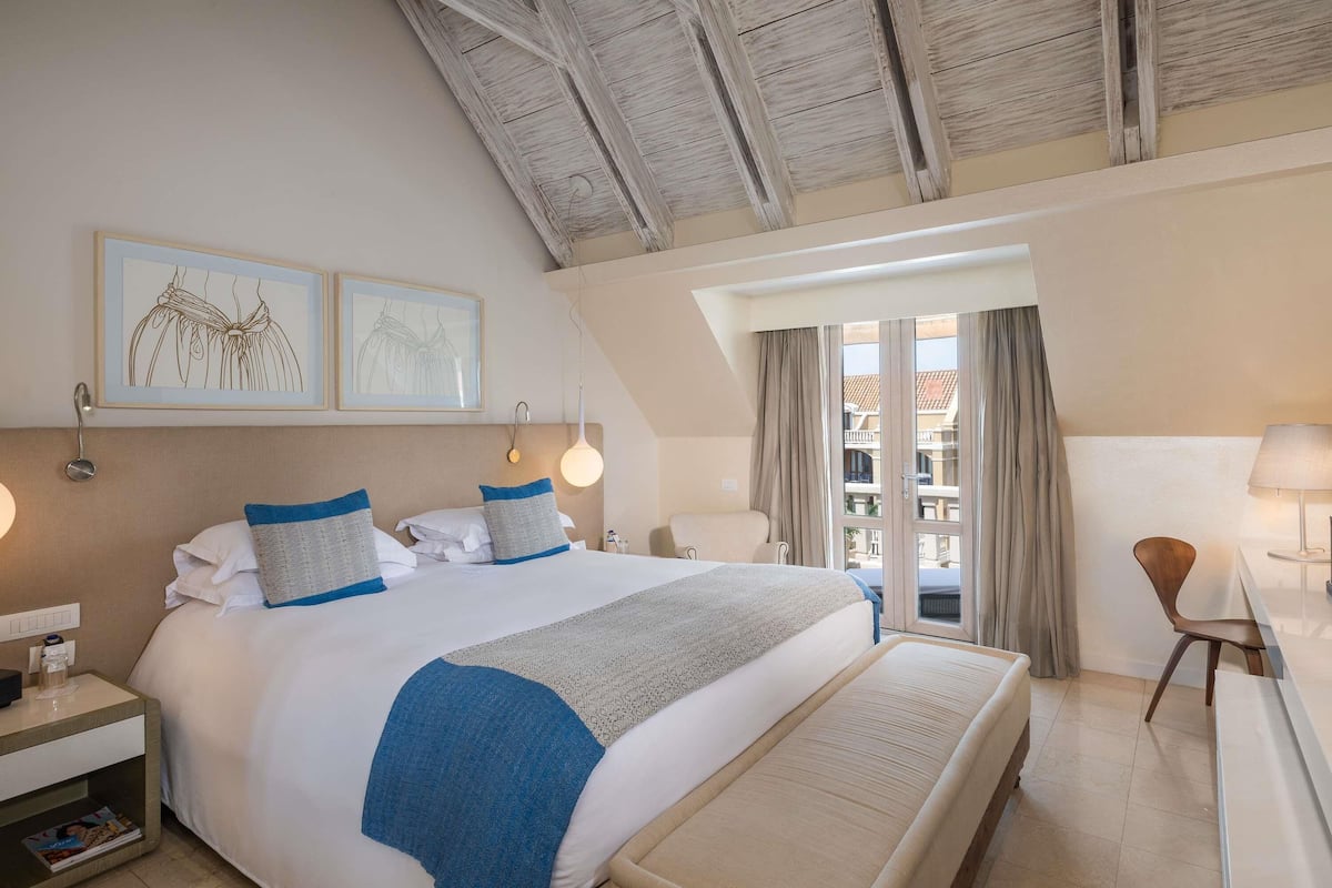 Suite – junior, 1 kingsize-seng, balkong, havutsikt (Butler Service) | Sengetøy av topp kvalitet, dundyner, minibar og safe på rommet