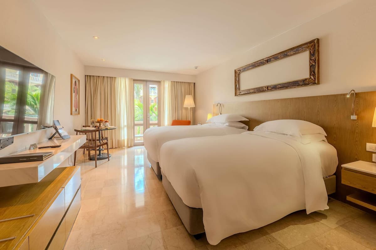 Habitación superior, 2 camas individuales, balcón, vista a la alberca | Ropa de cama de alta calidad, edredón y minibar