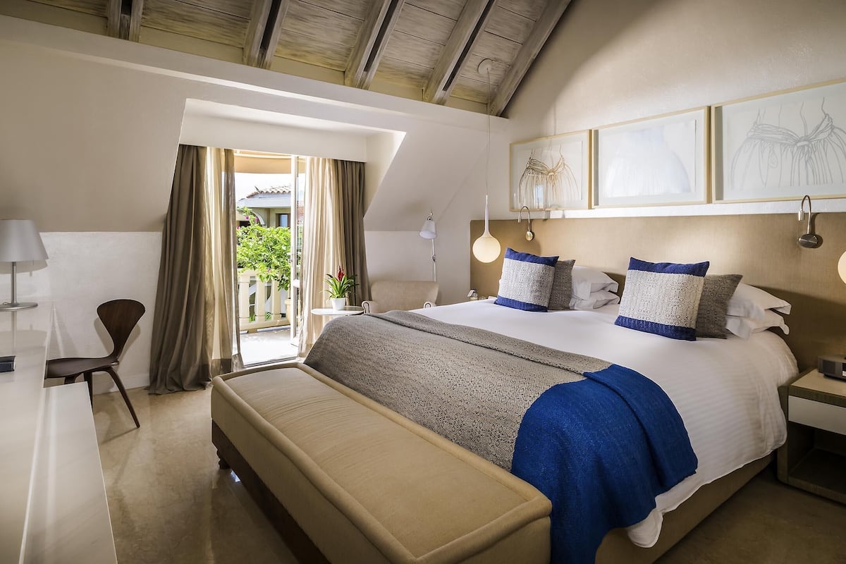 premium bedding, down duvets, minibar, in-room safe