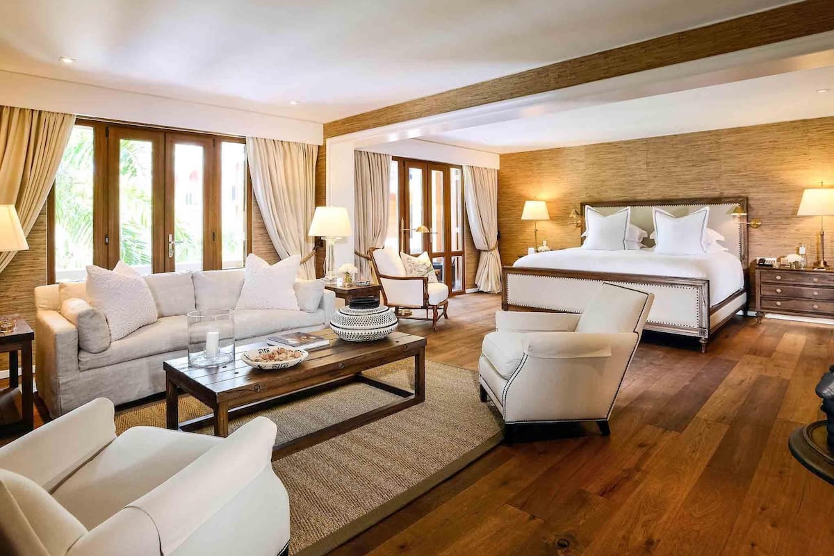 Ropa de cama de alta calidad, cubrecamas y minibar