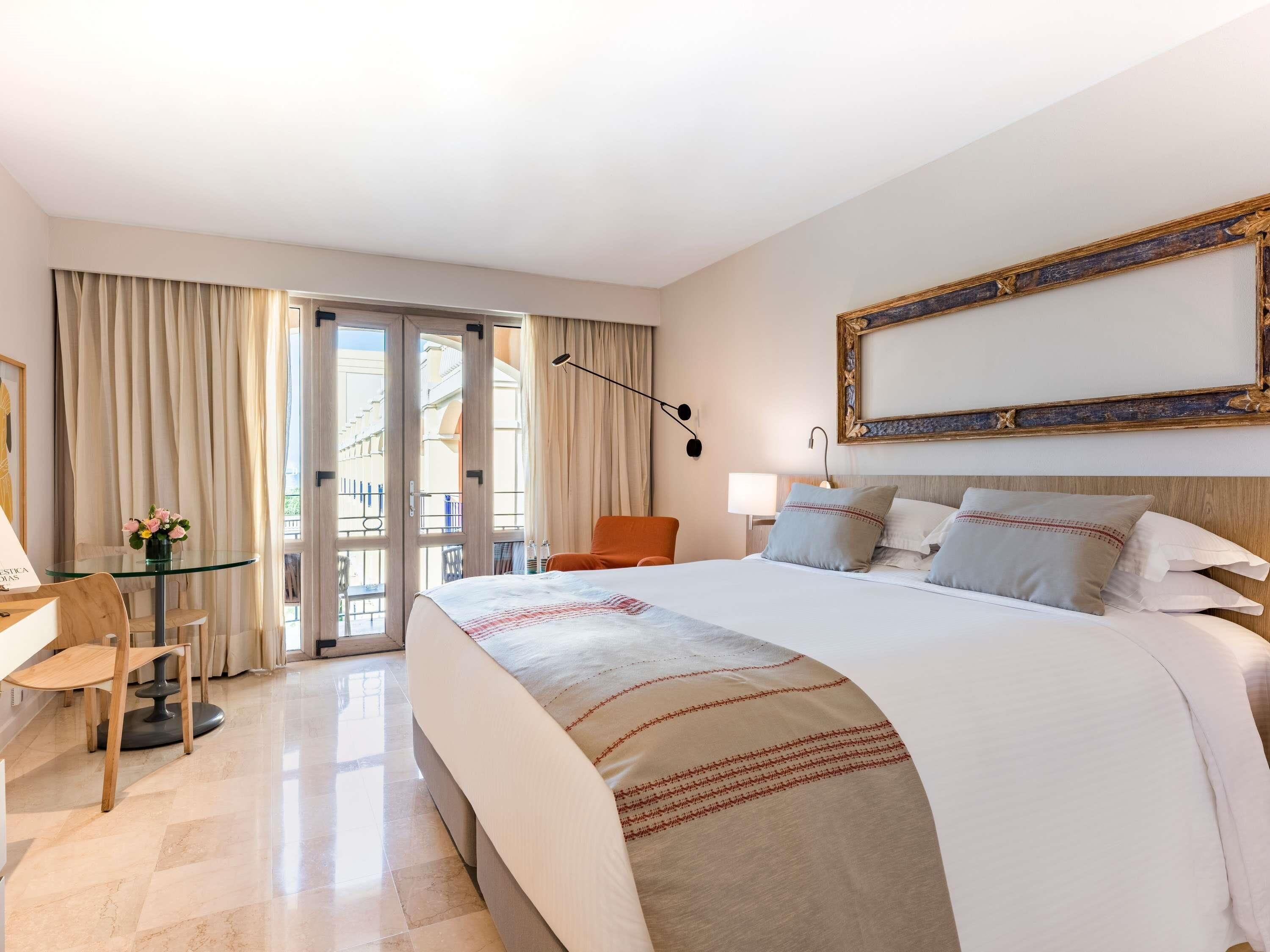 Quarto superior, 1 cama King, sacada, vista para o jardim | Roupas de cama premium, edredons de pluma, frigobar, cofres nos quartos