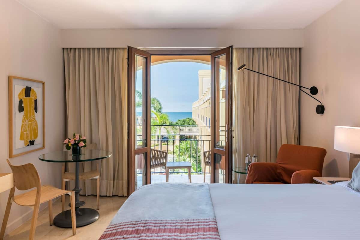 Ropa de cama de alta calidad, cubrecamas y minibar