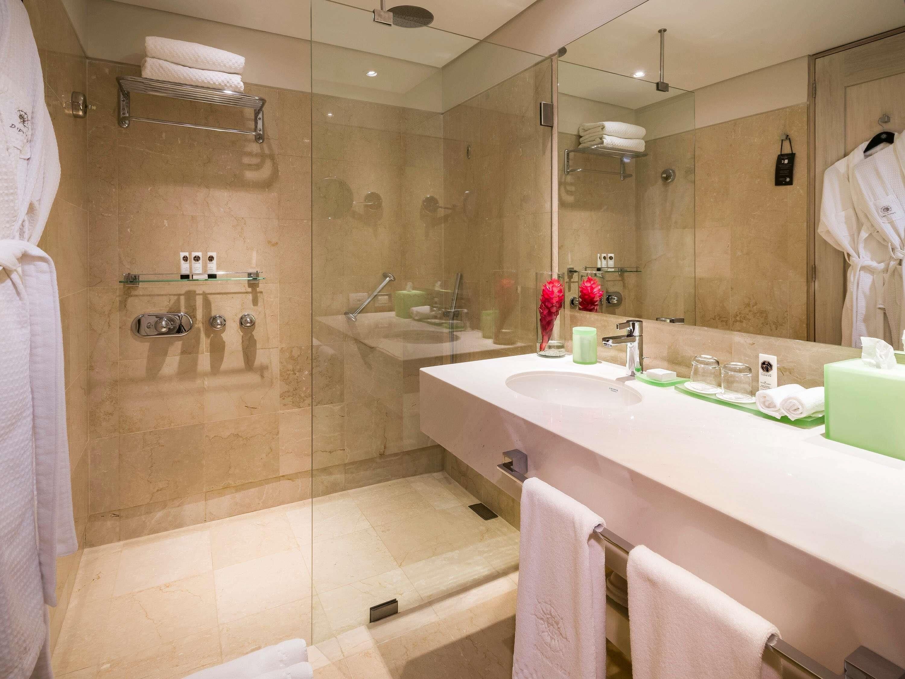 高档床上用品、羽绒被、迷你吧、客房内保险箱