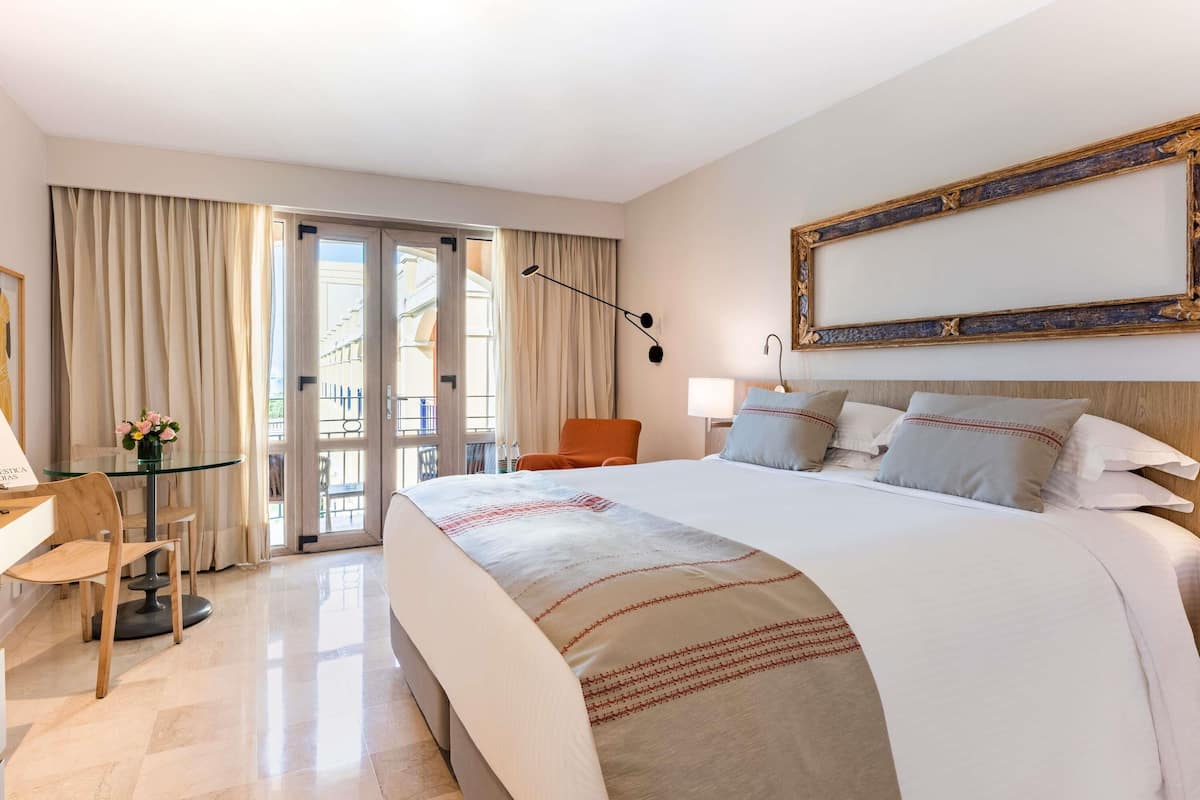 Chambre Supérieure, 1 très grand lit, balcon, vue jardin | Literie de qualité supérieure, couette en duvet d'oie, minibar