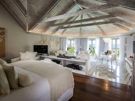 Suite, 1 cama de matrimonio grande, vistas al mar (Legend Suite) | Ropa de cama de alta calidad, edredones de plumas, minibar y caja fuerte