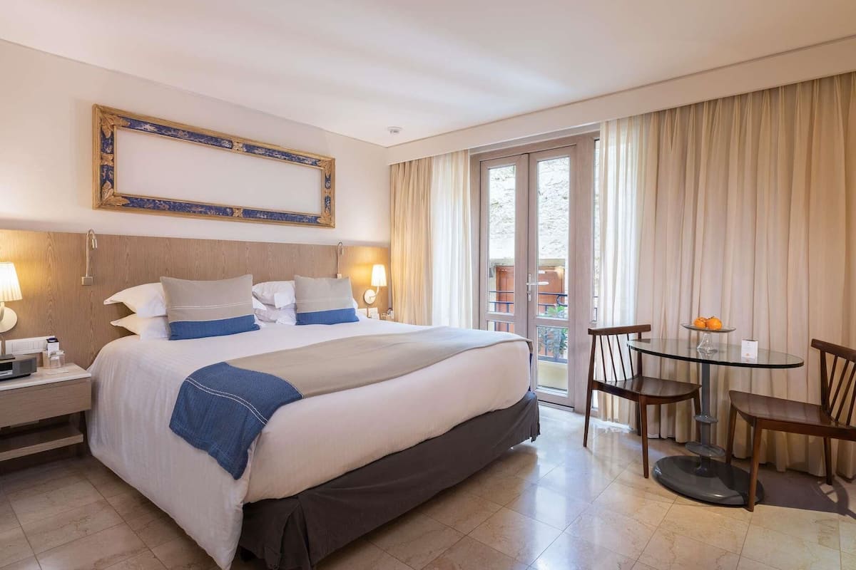 Classic Room, 1 King Bed (Interior view)