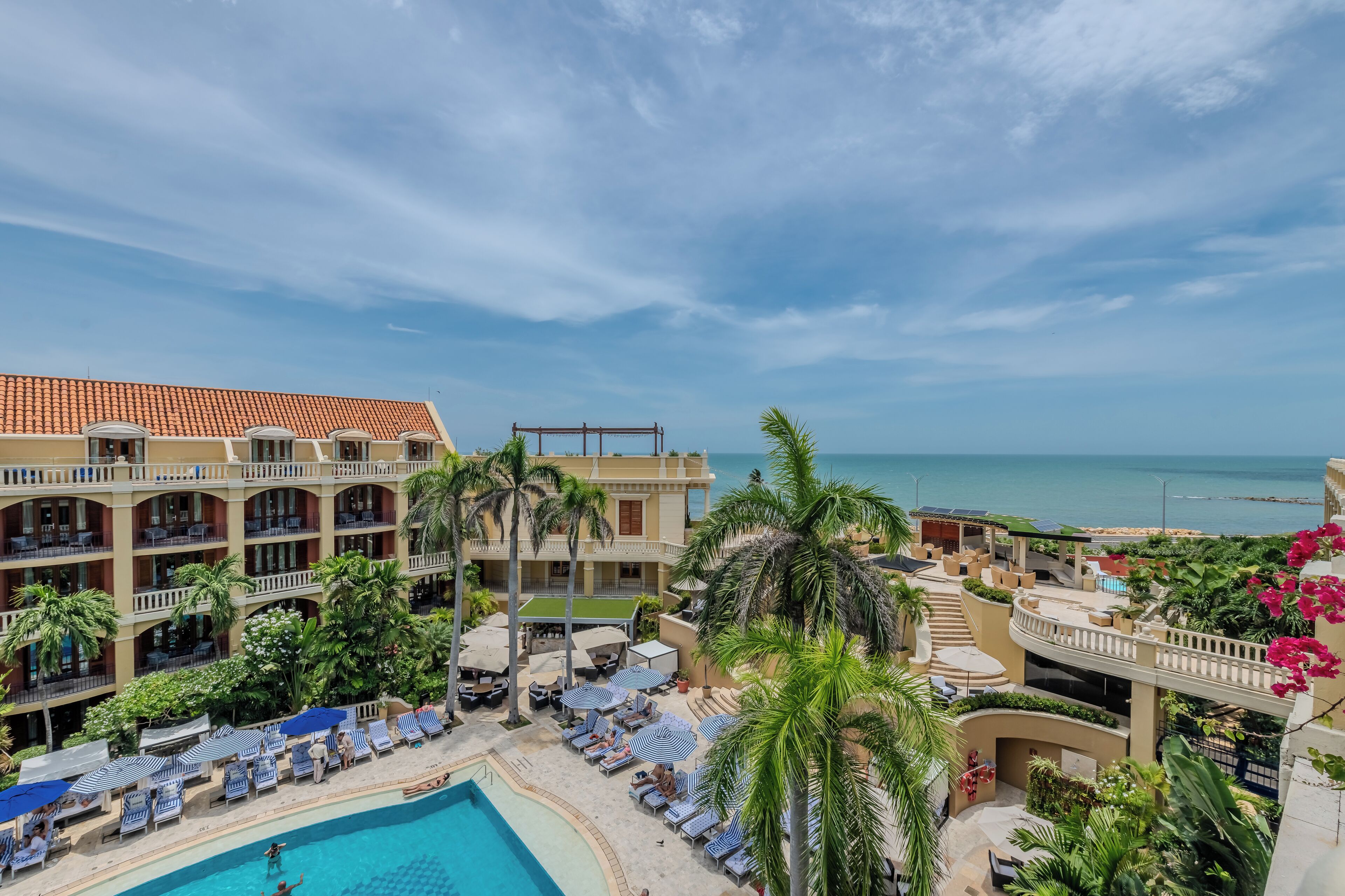 Phòng Suite Junior, 1 giường cỡ king, ban công, quang cảnh biển (Butler Service) | Bộ đồ giường cao cấp, chăn bông, minibar, két bảo mật tại phòng 