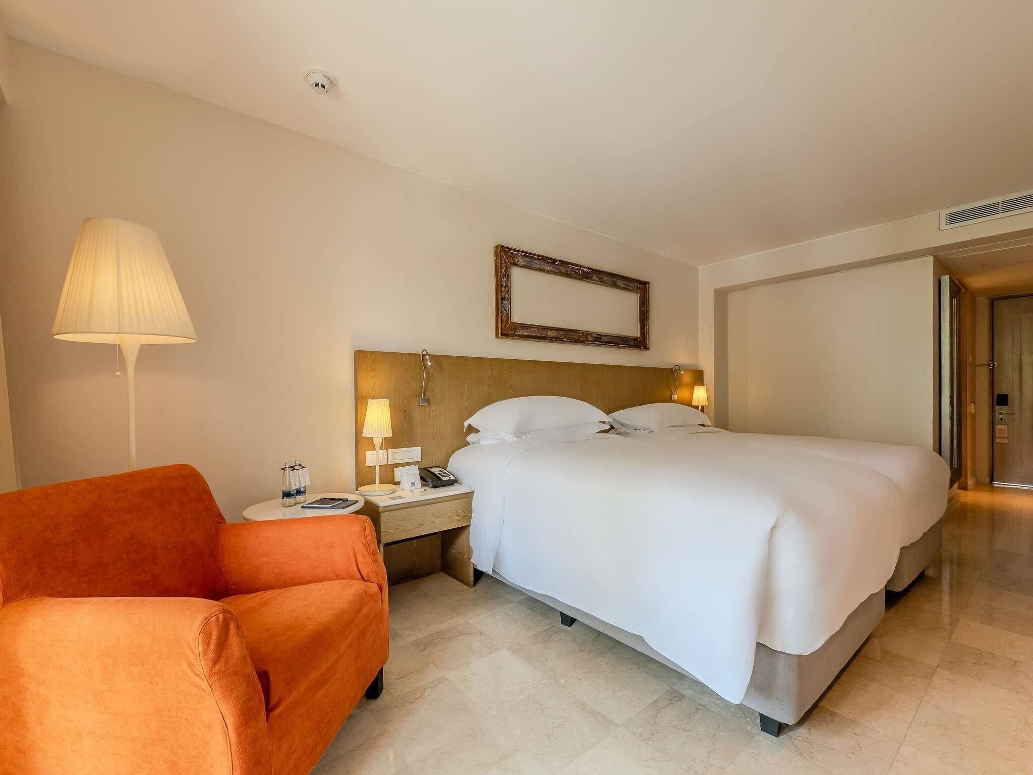 Chambre supérieure, 2 lits jumeaux, balcon, vue sur la piscine | Literie de qualité, couette en duvet, minibar, coffre-fort