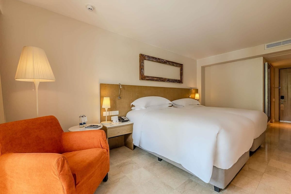 Chambre supérieure, 2 lits jumeaux, balcon, vue sur la piscine | Literie de qualité, couette en duvet, minibar, coffre-fort