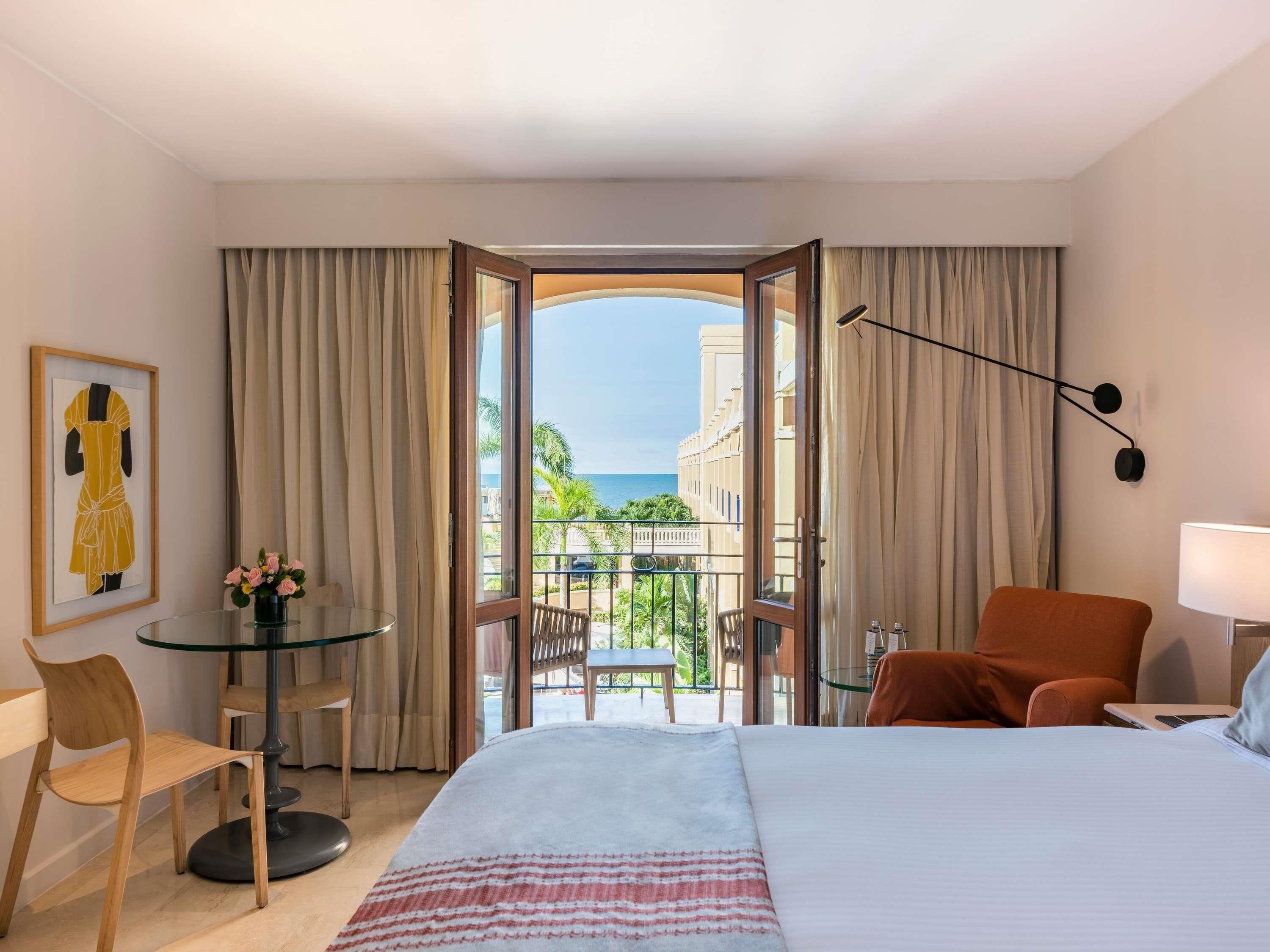 Roupas de cama premium, edredons de pluma, frigobar, cofres nos quartos