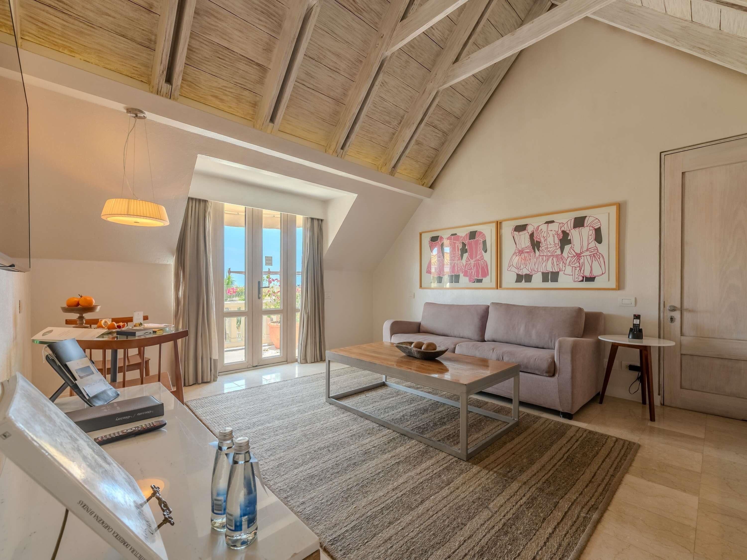 Suite Junior, 1 très grand lit, balcon, vue océan (Butler Service) | Literie de qualité supérieure, couette en duvet d'oie, minibar