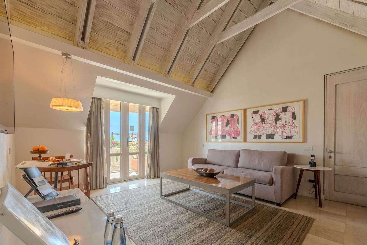 Suite Junior, 1 très grand lit, balcon, vue océan (Butler Service) | Literie de qualité supérieure, couette en duvet d'oie, minibar