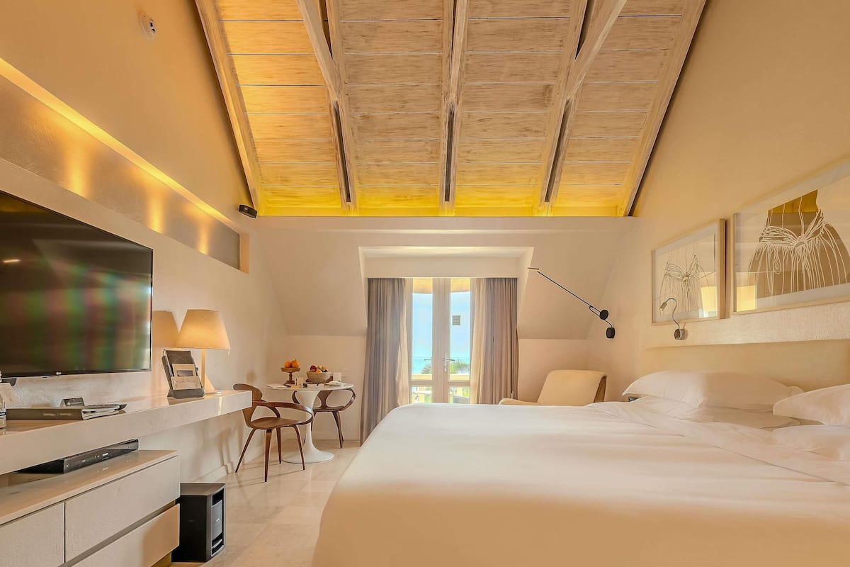 Deluxe Room, 1 King Bed, Ocean View (Butler Service) | Premium bedding, down comforters, minibar, in-room safe