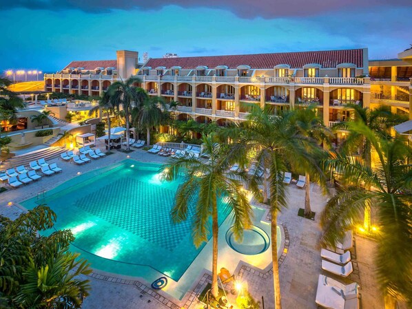 Una piscina al aire libre, sombrillas