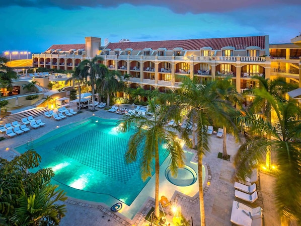 Una piscina al aire libre, sombrillas