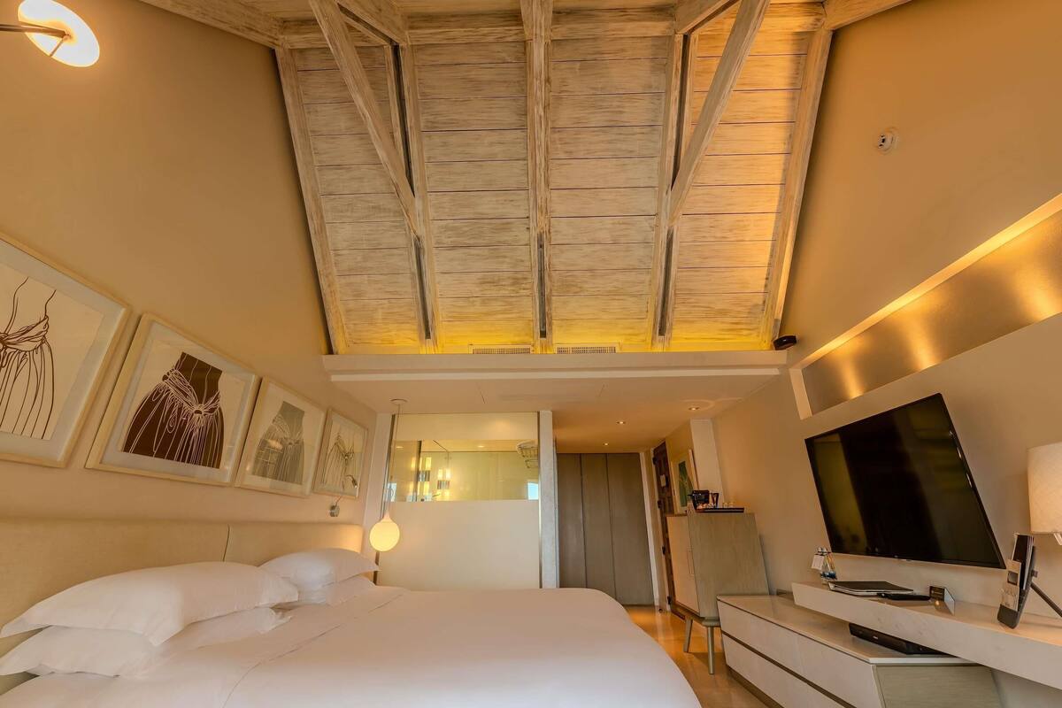 Rom – deluxe, 1 kingsize-seng, havutsikt (Butler Service) | Sengetøy av topp kvalitet, dundyner, minibar og safe på rommet