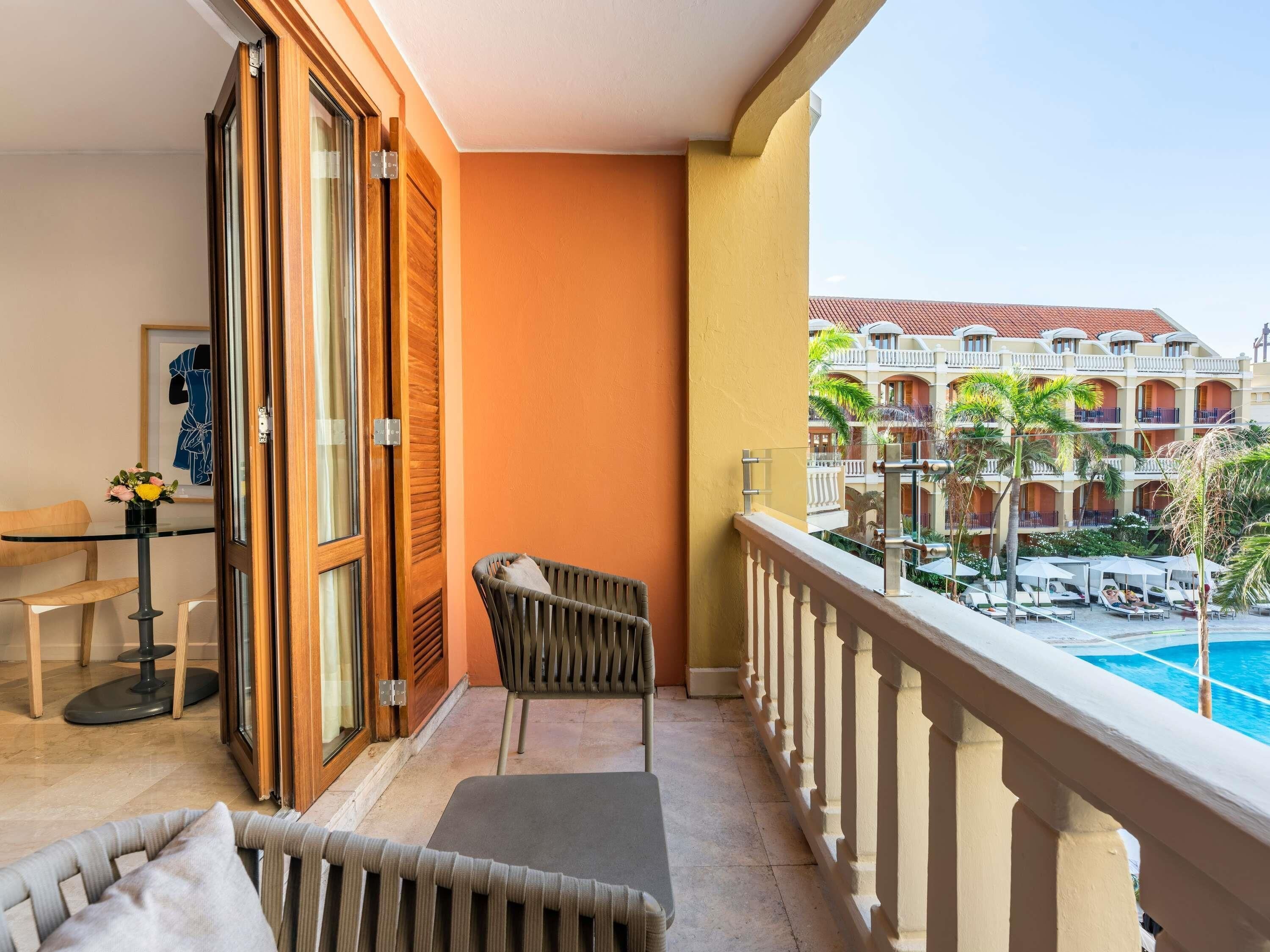 高级双床房, 2 张单人床, 阳台, 花园景观 | 高档床上用品、羽绒被、迷你吧、客房内保险箱