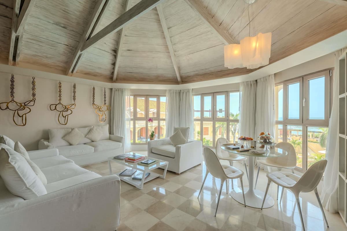 Suite, 1 très grand lit, vue océan (Legend Suite) | Literie de qualité supérieure, couette en duvet d'oie, minibar