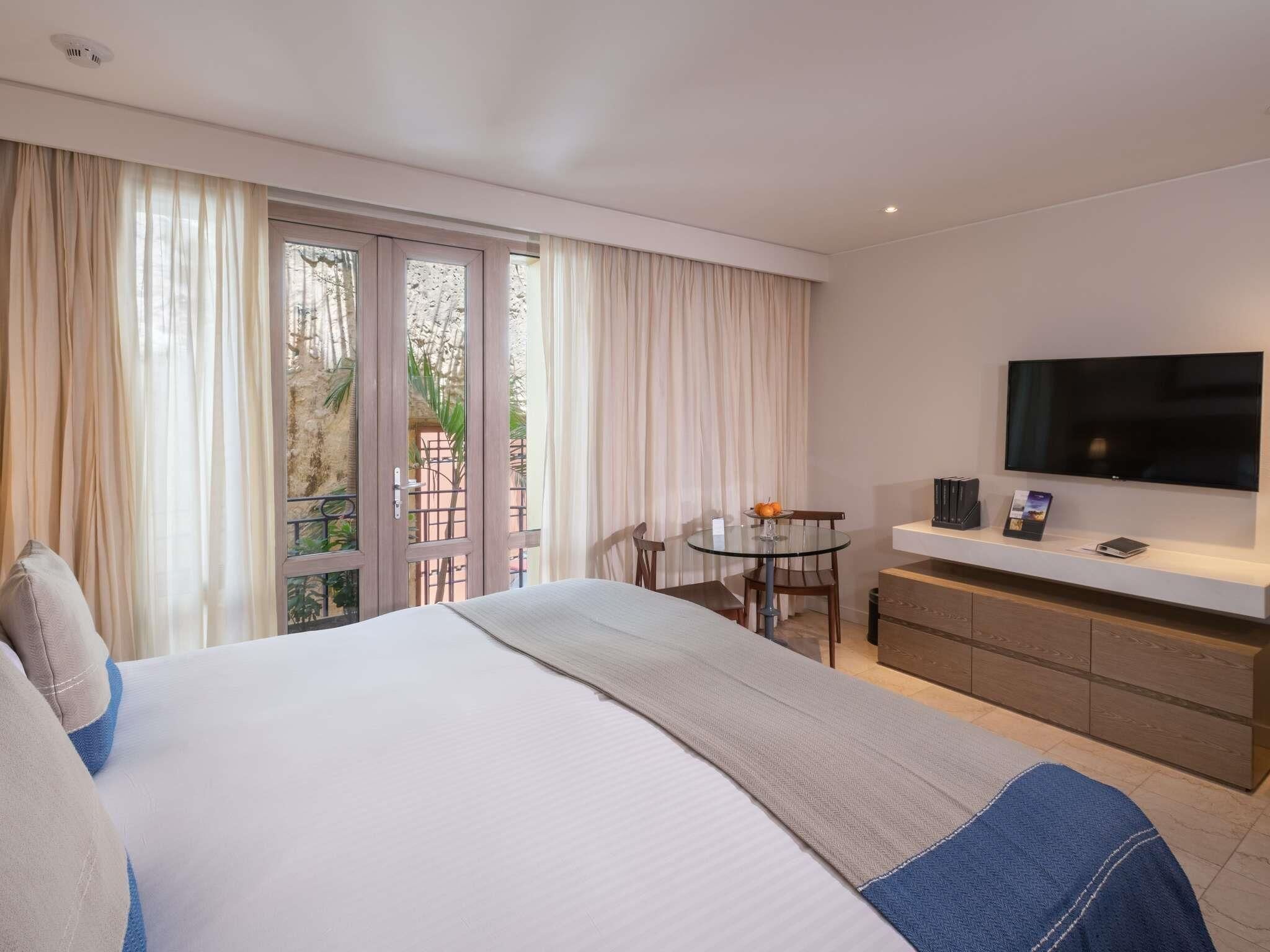 Habitación clásica, 1 cama King size (Interior view) | Ropa de cama de alta calidad, edredón y minibar 