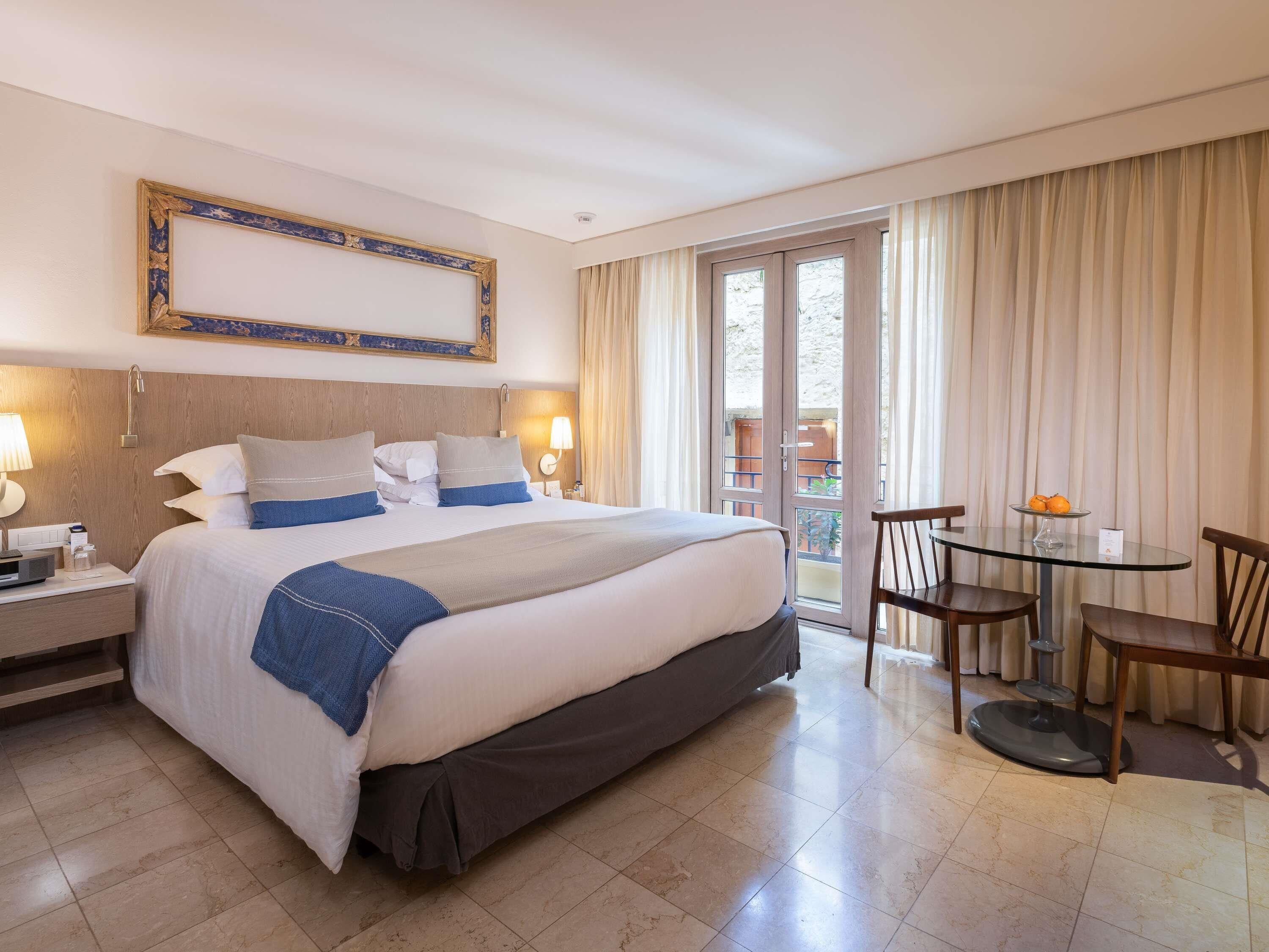 Chambre Classique, 1 très grand lit (Interior view)