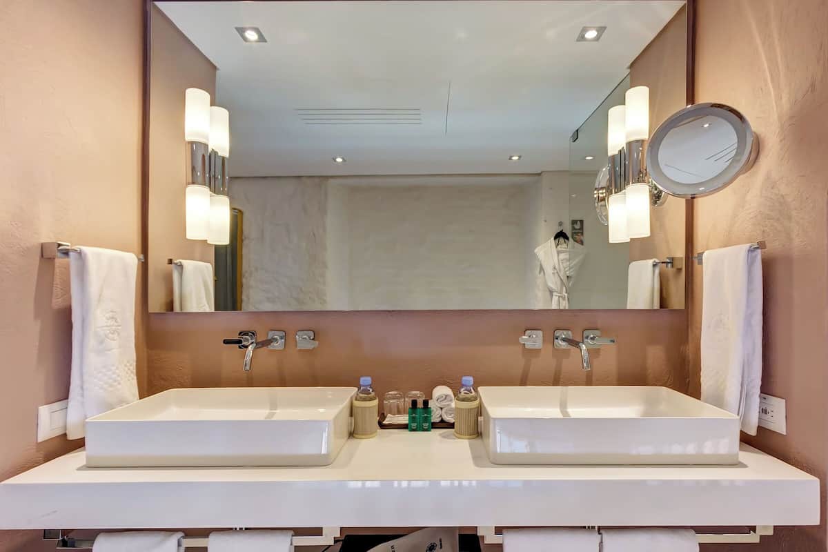 suite, 1 king bed, terrace, sea view (grau suite) | bathroom | free toiletries, hair dryer, bathrobes, slippers