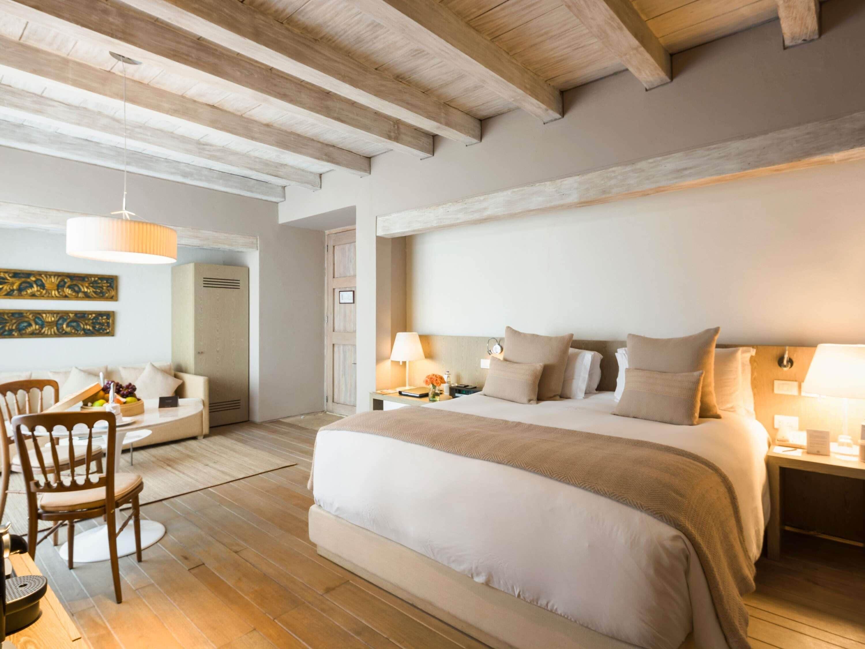 小型套房, 1 张特大床 (Colonial) | 高档床上用品、羽绒被、迷你吧、客房内保险箱