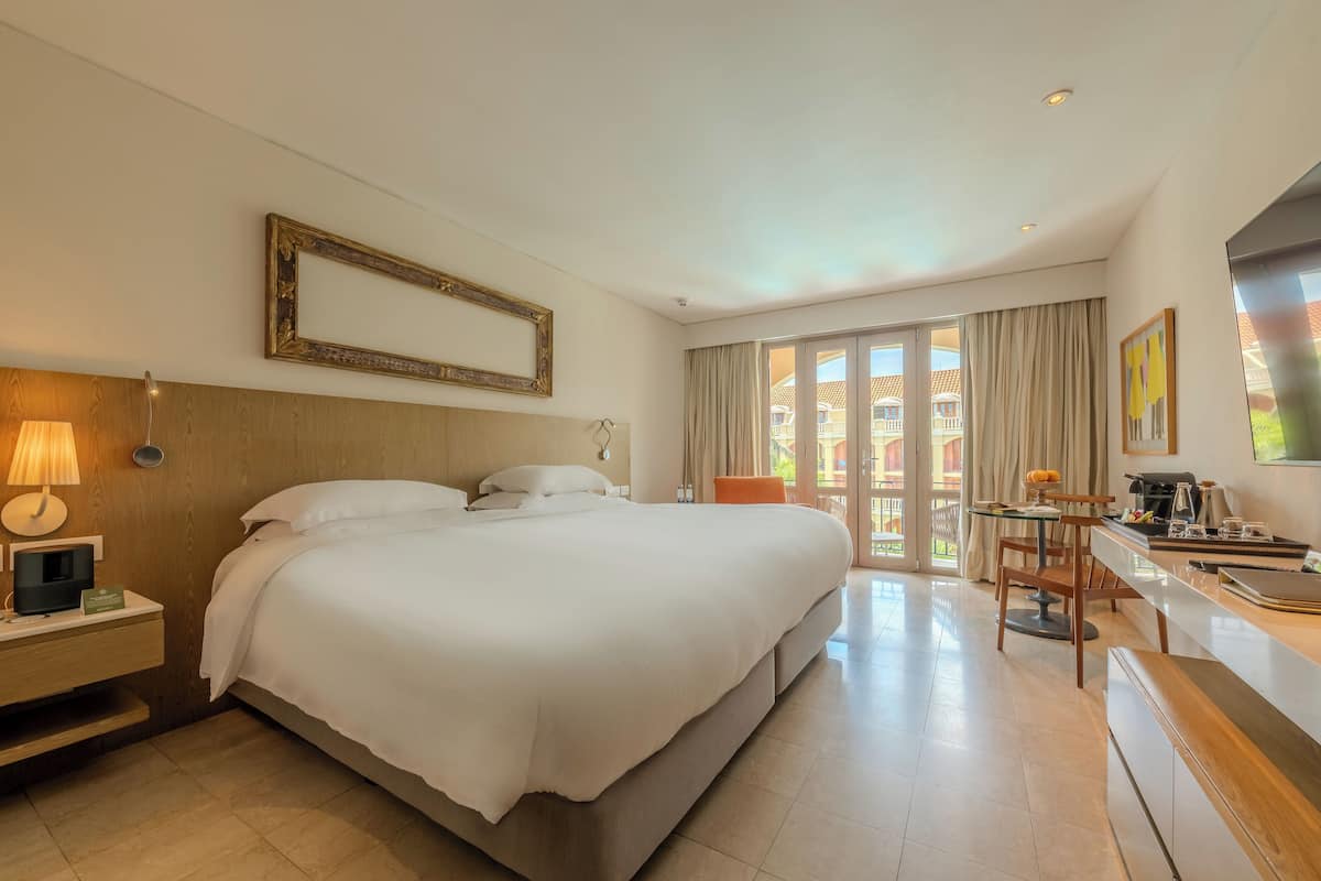 Superior Room, 1 King Bed, Balcony, Garden View
