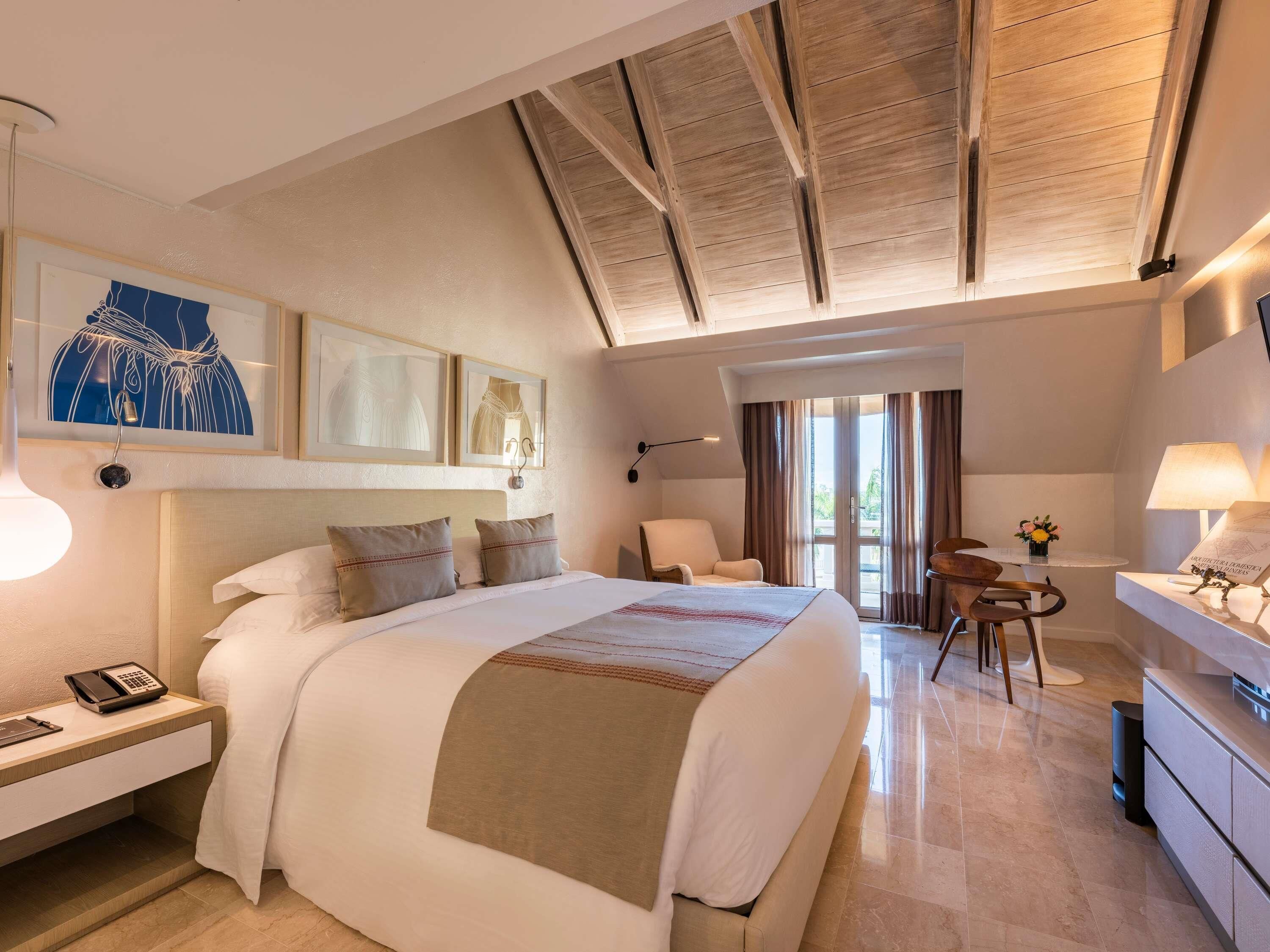 Chambre Deluxe, 1 très grand lit, vue océan (Butler Service) | Literie de qualité supérieure, couette en duvet d'oie, minibar