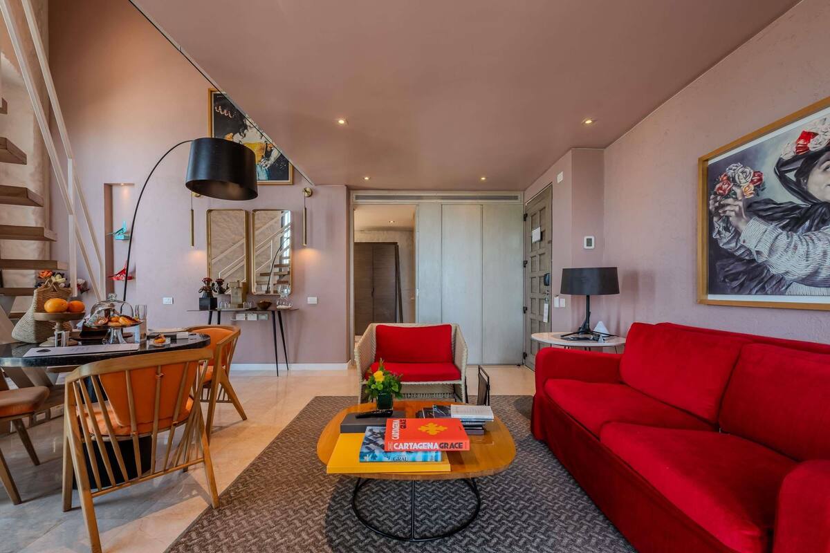 Suite – premium, 1 kingsize-seng, terrasse, sjøutsikt (Grau Suite) | Sengetøy av topp kvalitet, dundyner, minibar og safe på rommet