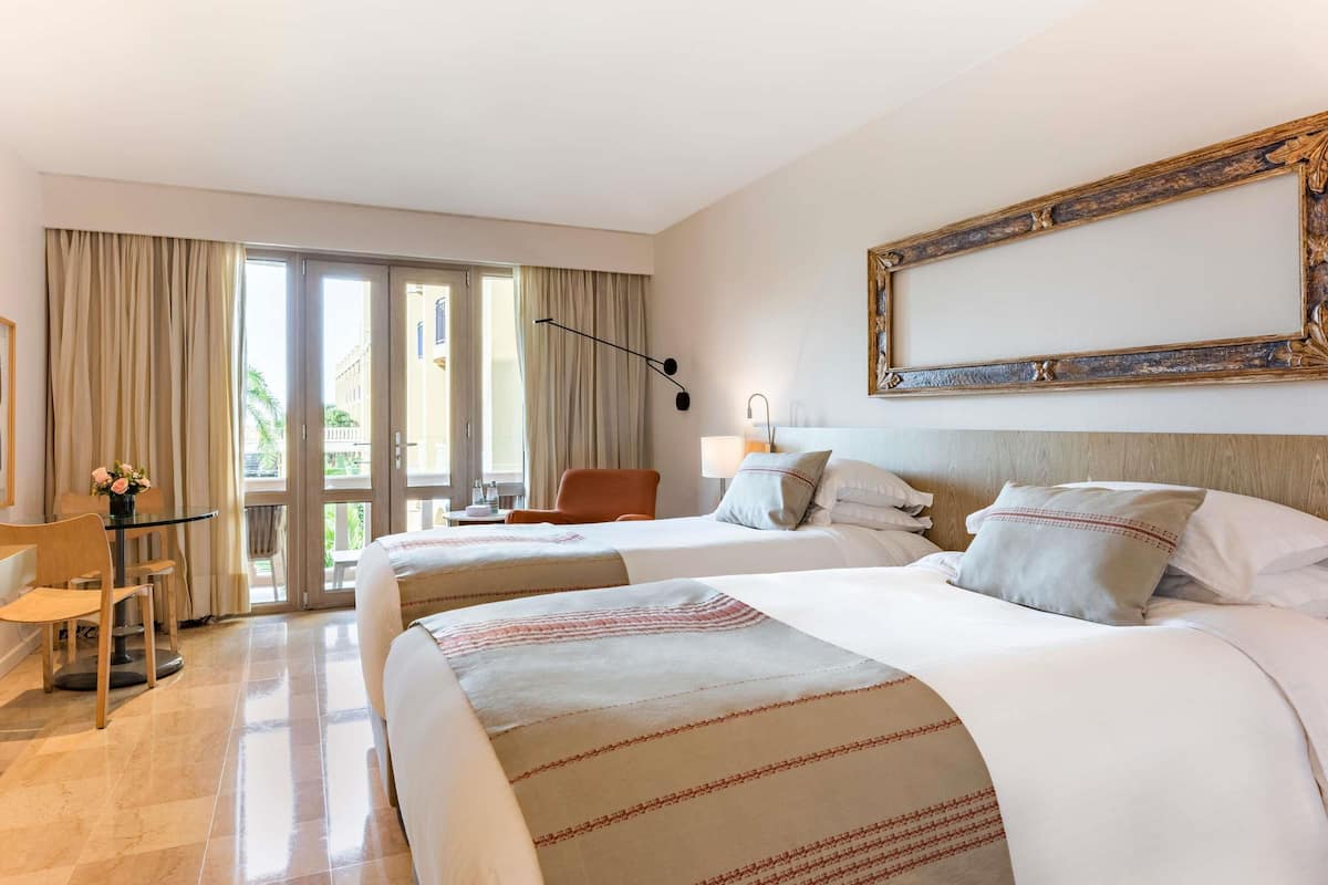 Tomannsrom – superior, 2 enkeltsenger, balkong, hageutsikt | Sengetøy av topp kvalitet, dundyner, minibar og safe på rommet