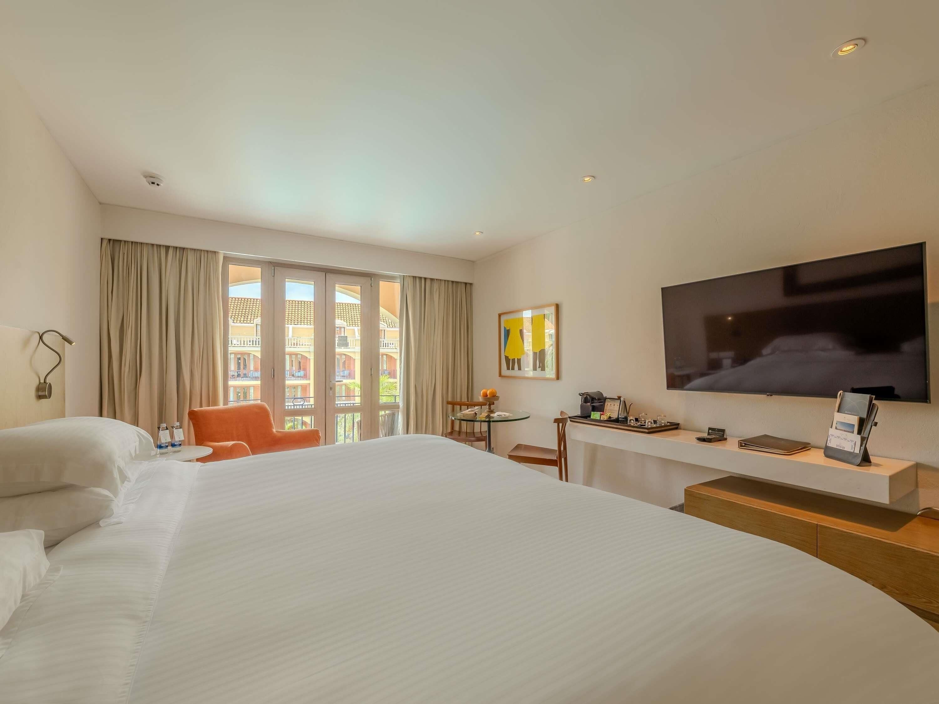 Chambre supérieure, 1 très grand lit, balcon, vue sur la piscine | Literie de qualité, couette en duvet, minibar, coffre-fort