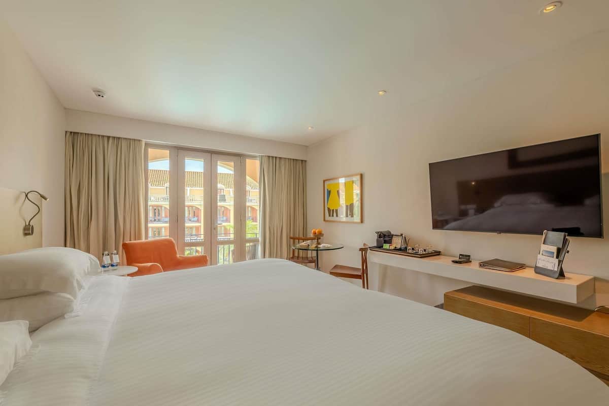 Chambre supérieure, 1 trÚs grand lit, balcon, vue sur la piscine | Literie de qualité, couette en duvet, minibar, coffre-fort