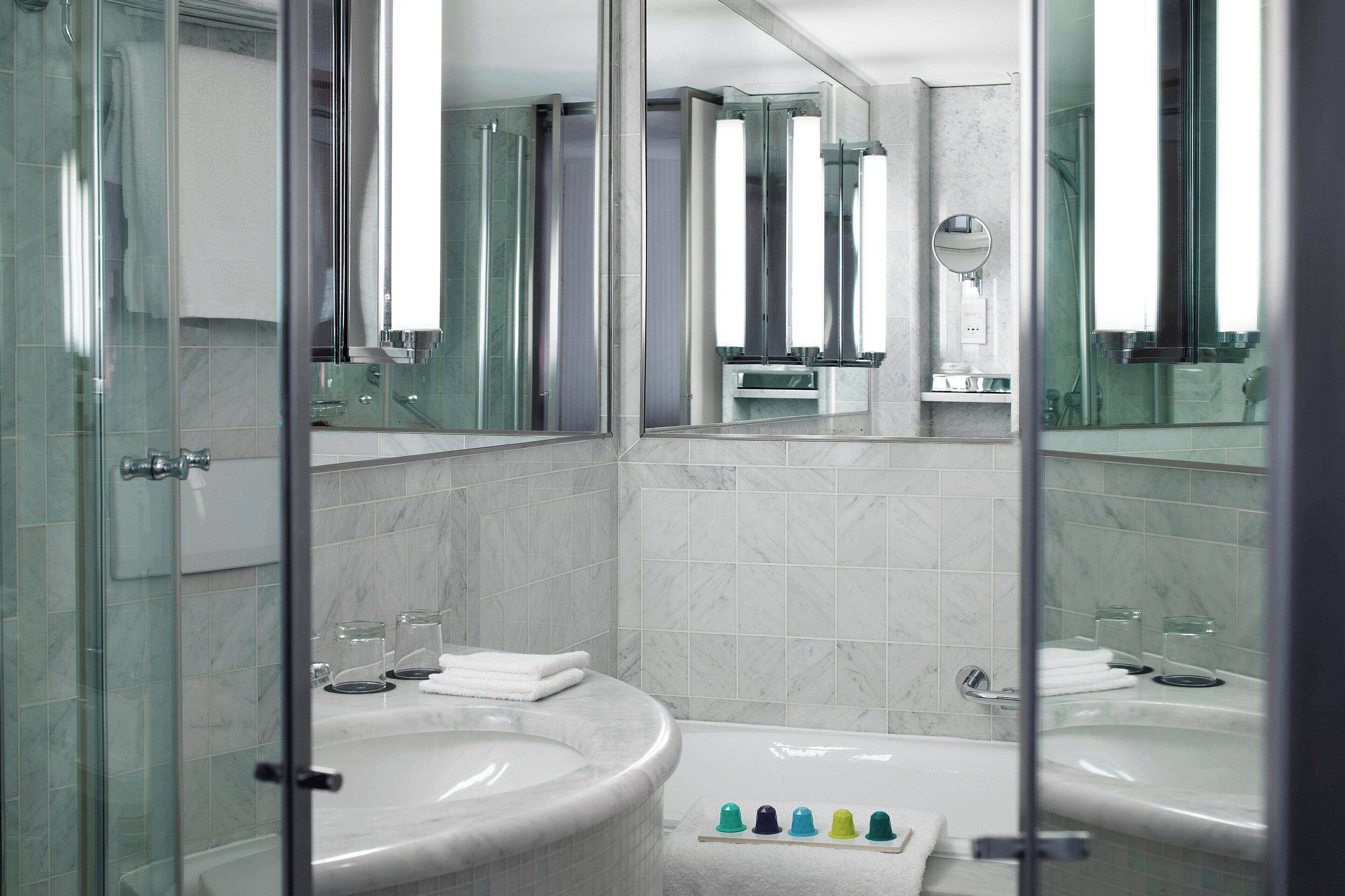 junior suite, 1 double bed, non smoking | bathroom | separate bathtub and shower, deep-soaking bathtub