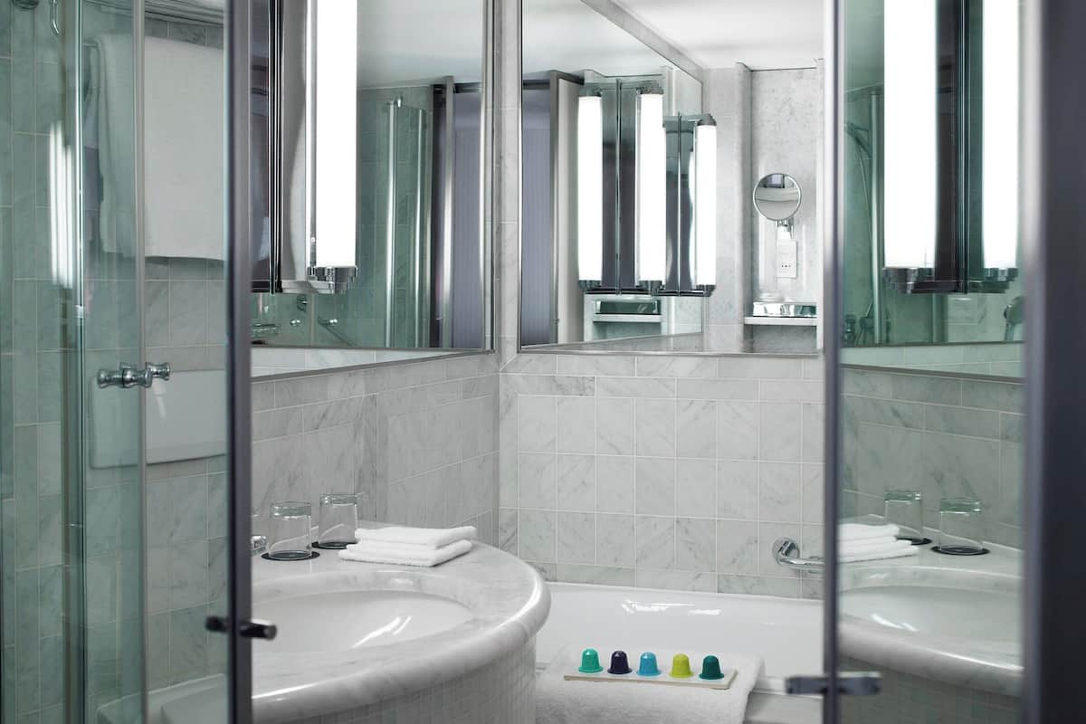 junior suite, 1 double bed, non smoking | bathroom | separate bathtub and shower, deep-soaking bathtub