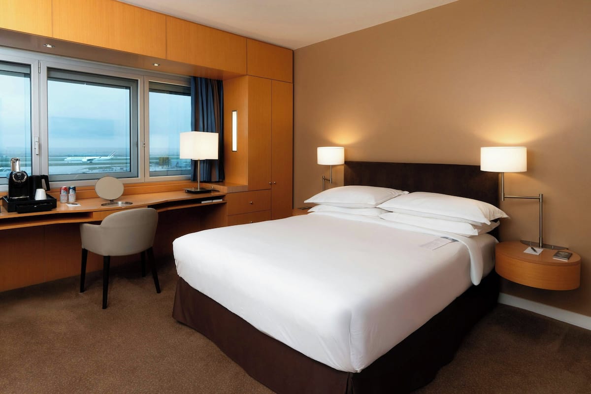 executive room, 1 double bed, non smoking | 1 bedroom, premium bedding, minibar, in-room safe