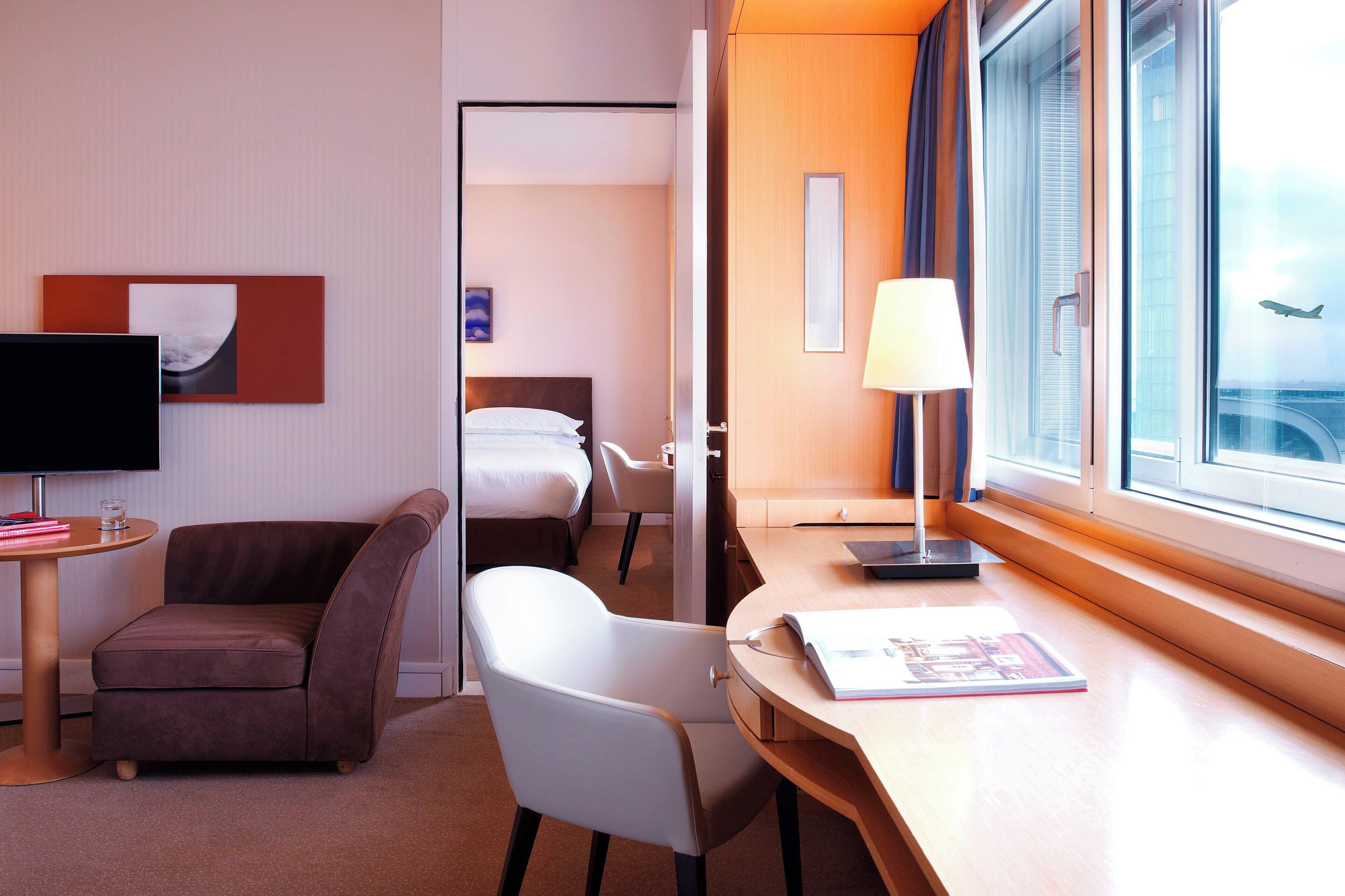 deluxe room, 1 double bed, non smoking | 1 bedroom, premium bedding, minibar, in-room safe
