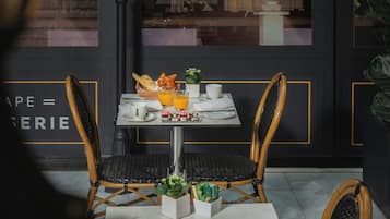 Petit déjeuner buffet (41 EUR par personne)