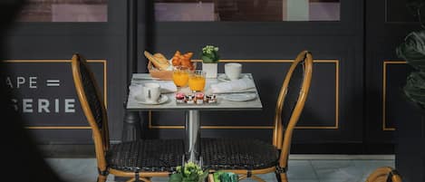Petit déjeuner buffet (41 EUR par personne)